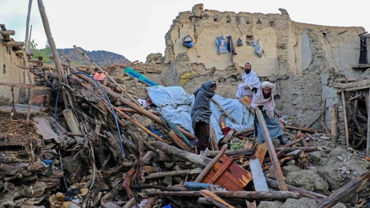 Sismo con réplicas deja 15 muertos y 78 heridos en Afganistán