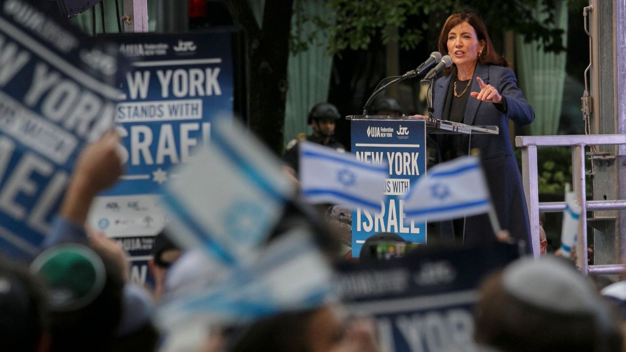 Gobernadora de Nueva York eleva a 32,000 los trabajos disponibles para migrantes