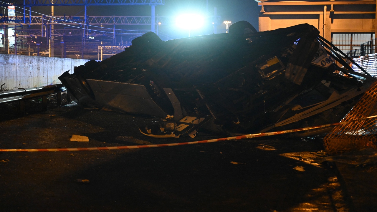 Más de 20 personas murieron y 20 resultaron heridas al caer un bus desde un puente en Venecia, Italia