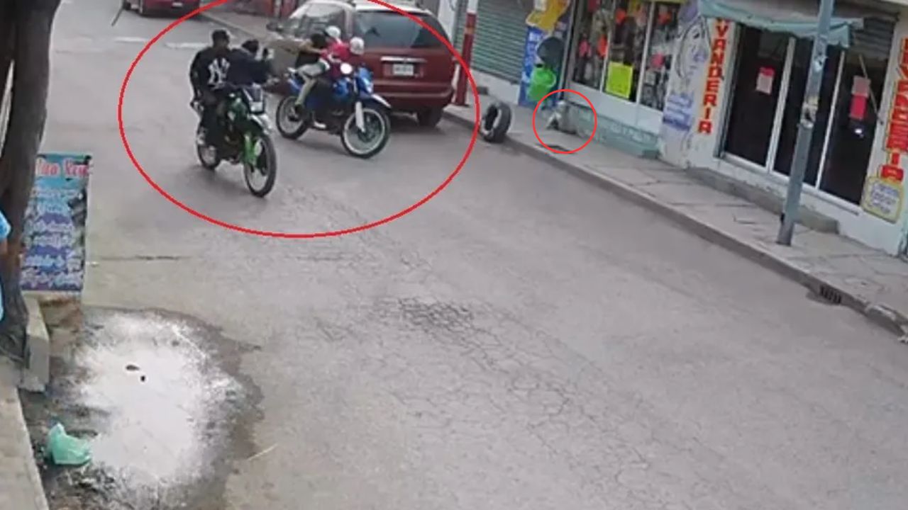 Captan atentado a dos jóvenes en moto; perrito se salva de ser herido de las balas