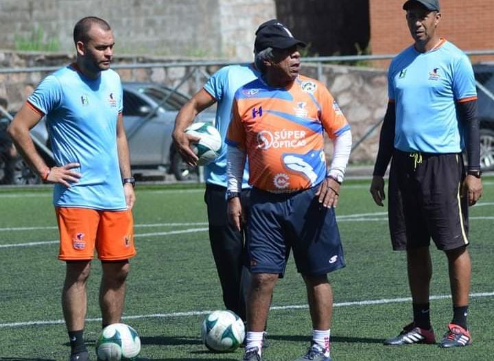 Ramón Maradiaga se estrenará este martes como entrenador de los Lobos frente a los dirigidos por Reynaldo Tilguath. Foto: Hondudiario