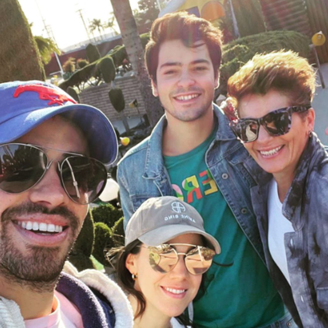 David Caro Levy junto a su madre Aliza Sidi y su hermano Dan Carrillo. Foto: Redes sociales