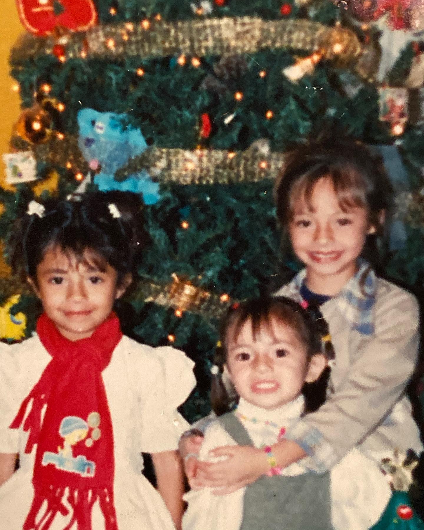 Dhasia Wezka junto a sus dos hermanas Majo y Roscel en su infancia. Foto. Redes sociales