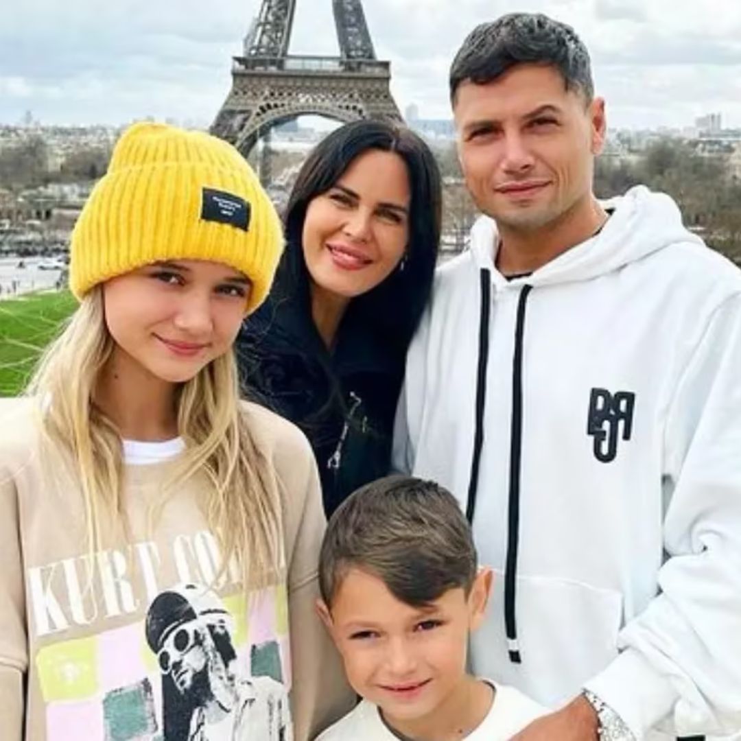 Natalie Weber junto a sus dos hijos, Mía y Roco, y su ex pareja Mauro Zárate. Foto: Redes sociales