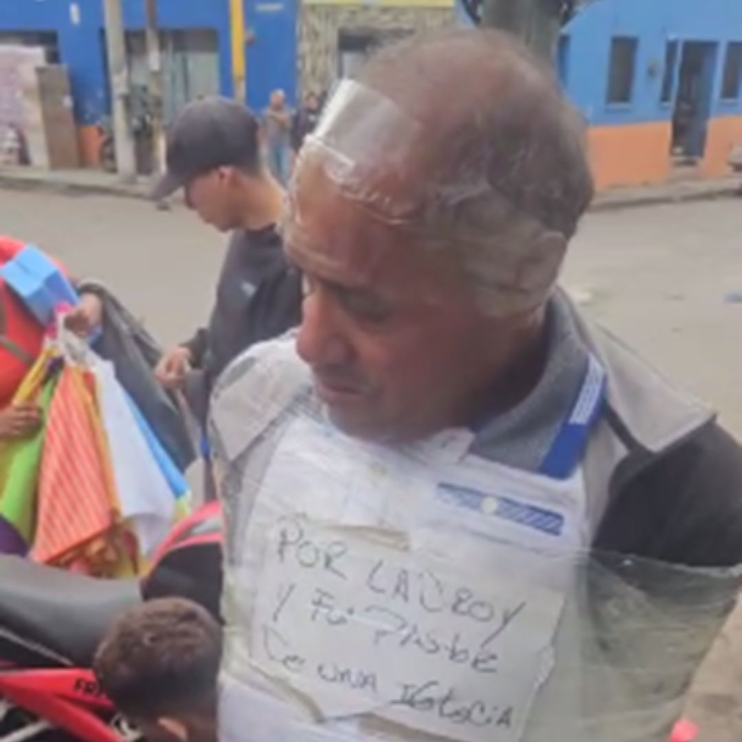 El pastor fue detenido por las pobladores, quienes lo amarraron con plástico a un poste. Foto: Cortesía