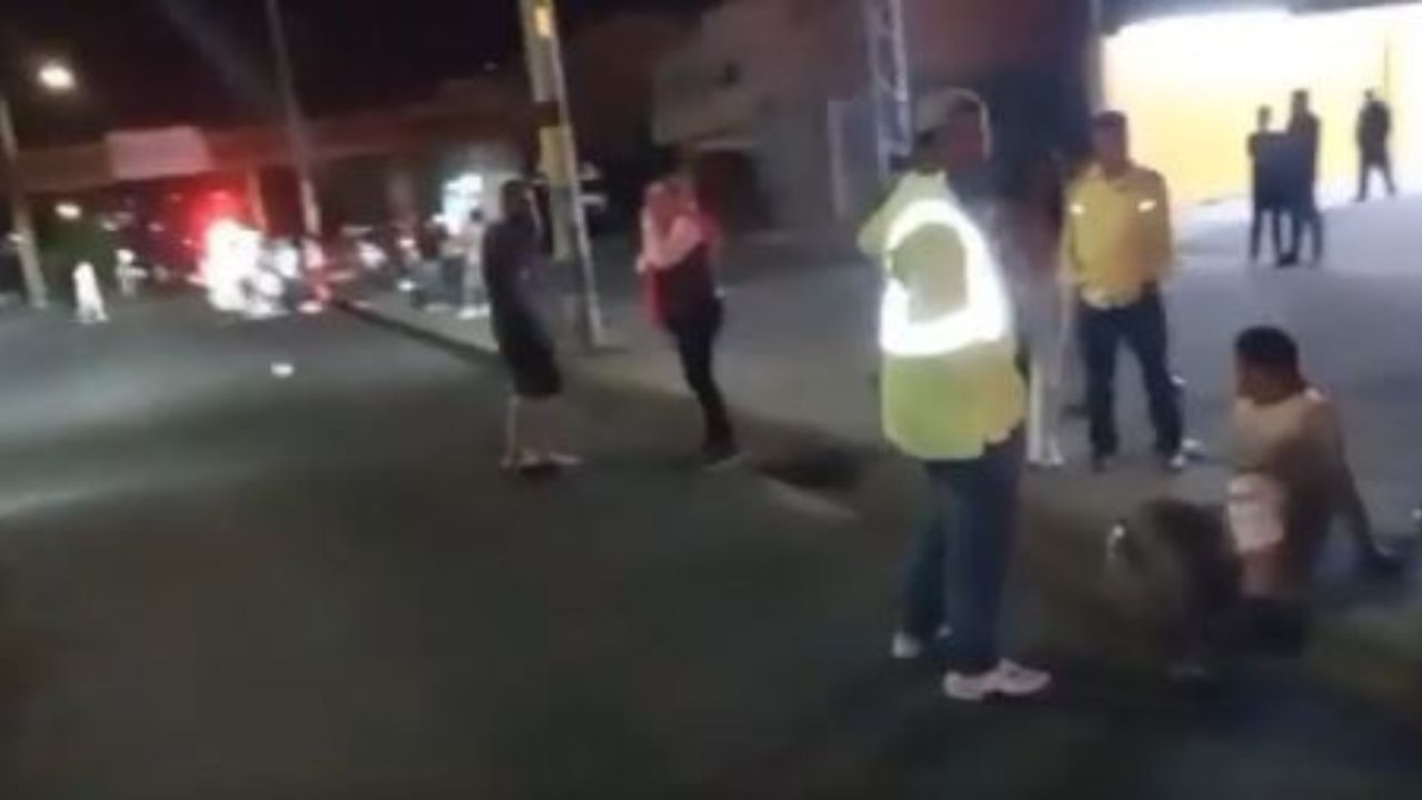 Vehículo se lleva de encuentro a motociclistas a orilla de calle en Tegucigalpa; hay un muertos y heridos