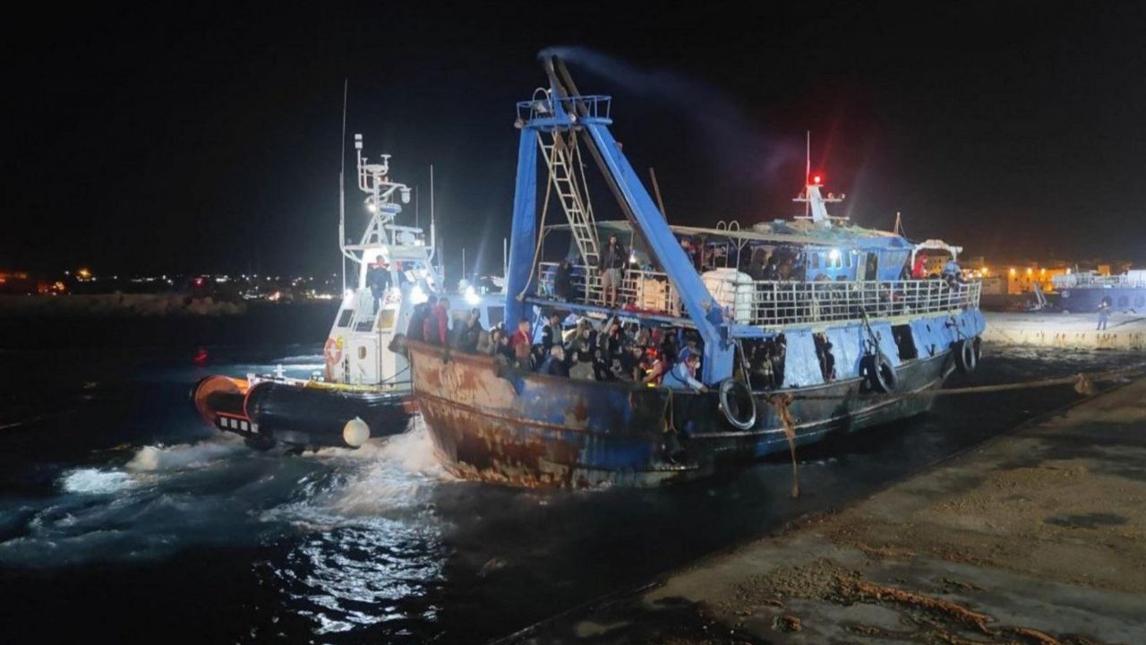 Niña de 2 años muere en naufragio de barco de migrantes frente a costa italiana