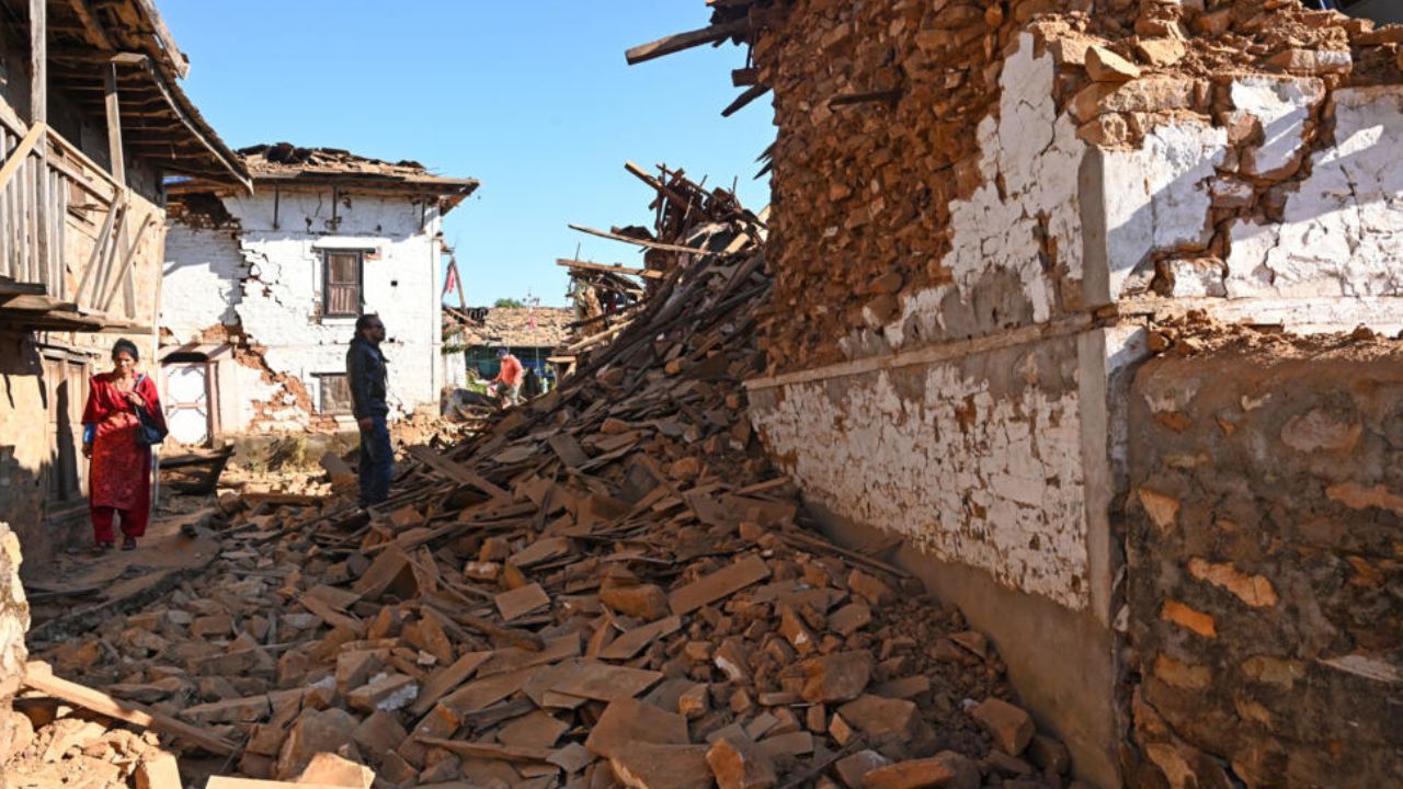 Un potente sismo en Nepal deja al menos 143 muertos y varios heridos