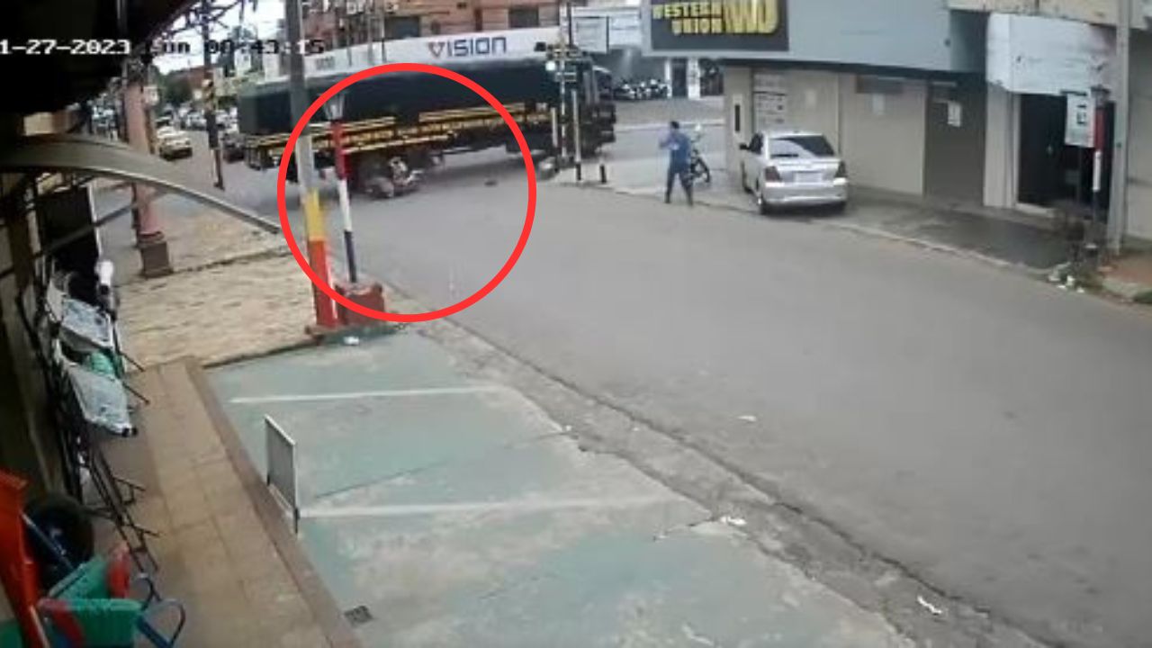 'Iban sin casco', captan a motociclista junto a esposa e hijo en accidente con camión