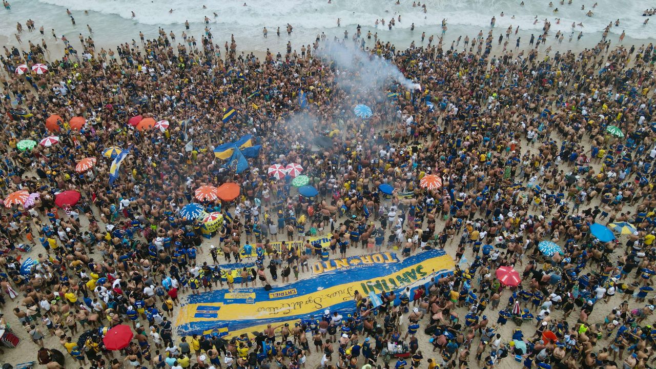 Aficionados de Boca Juniors se toman la emblemática playa de Copacabana con animada fiesta