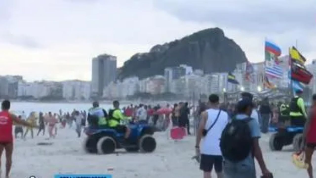 Imagen de Hinchas de Boca Juniors se toman la playa de Copacabana, en Brasil, y son expulsados a la fuerza