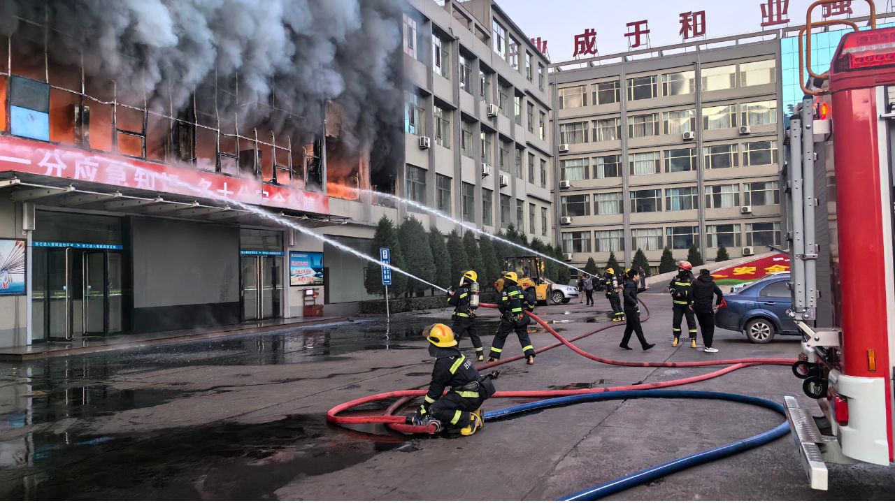 Imagen de 26 muertos y decenas de hospitalizados por incendio en un edificio en China