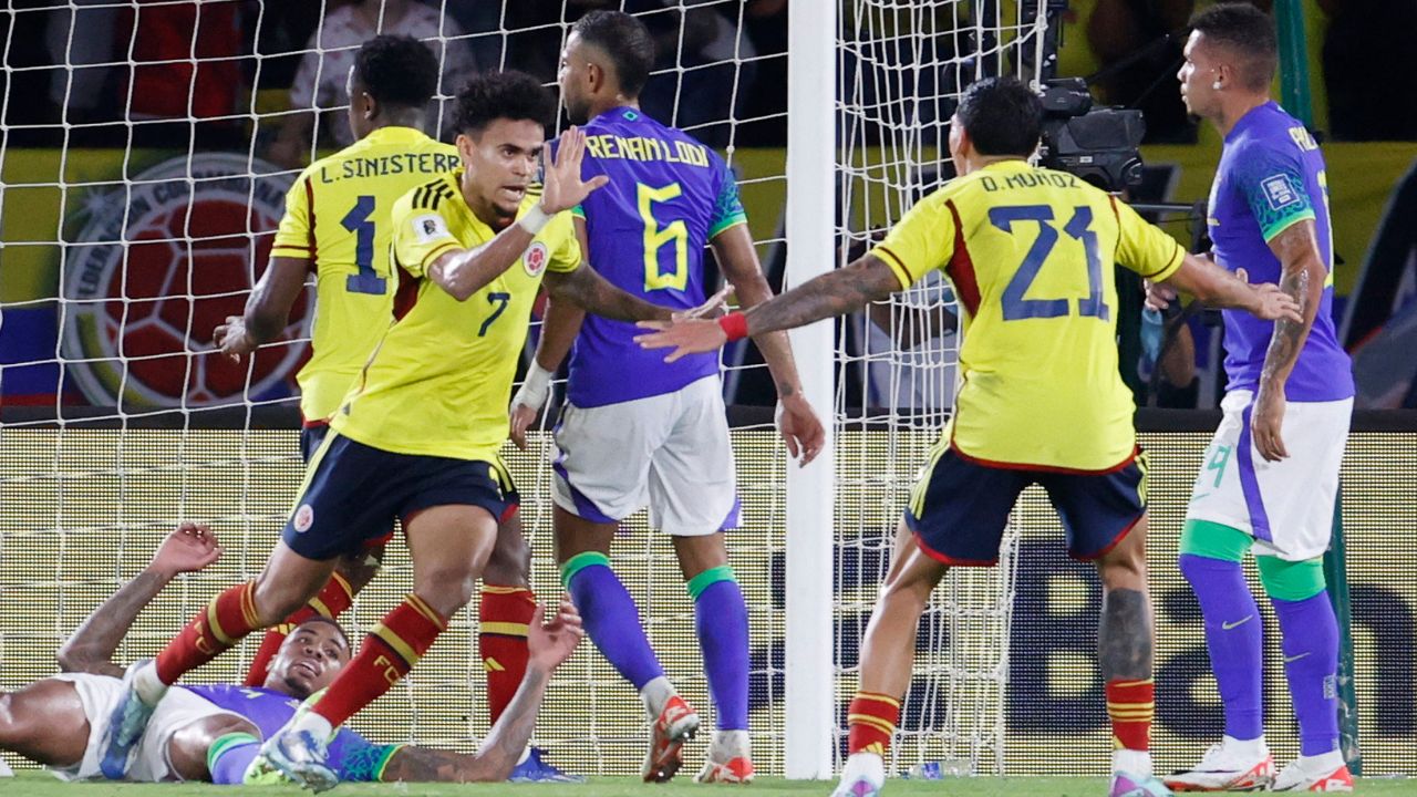Imagen de Colombia gana 2-1 a Brasil con emotivo doblete de Luis Díaz delante de su padre