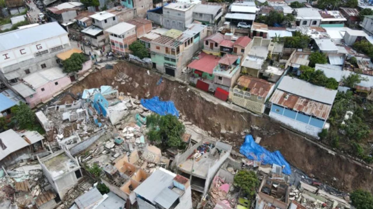 En zozobra viven habitantes de colonia Guillén ante el riesgo de nuevos deslizamientos en la zona