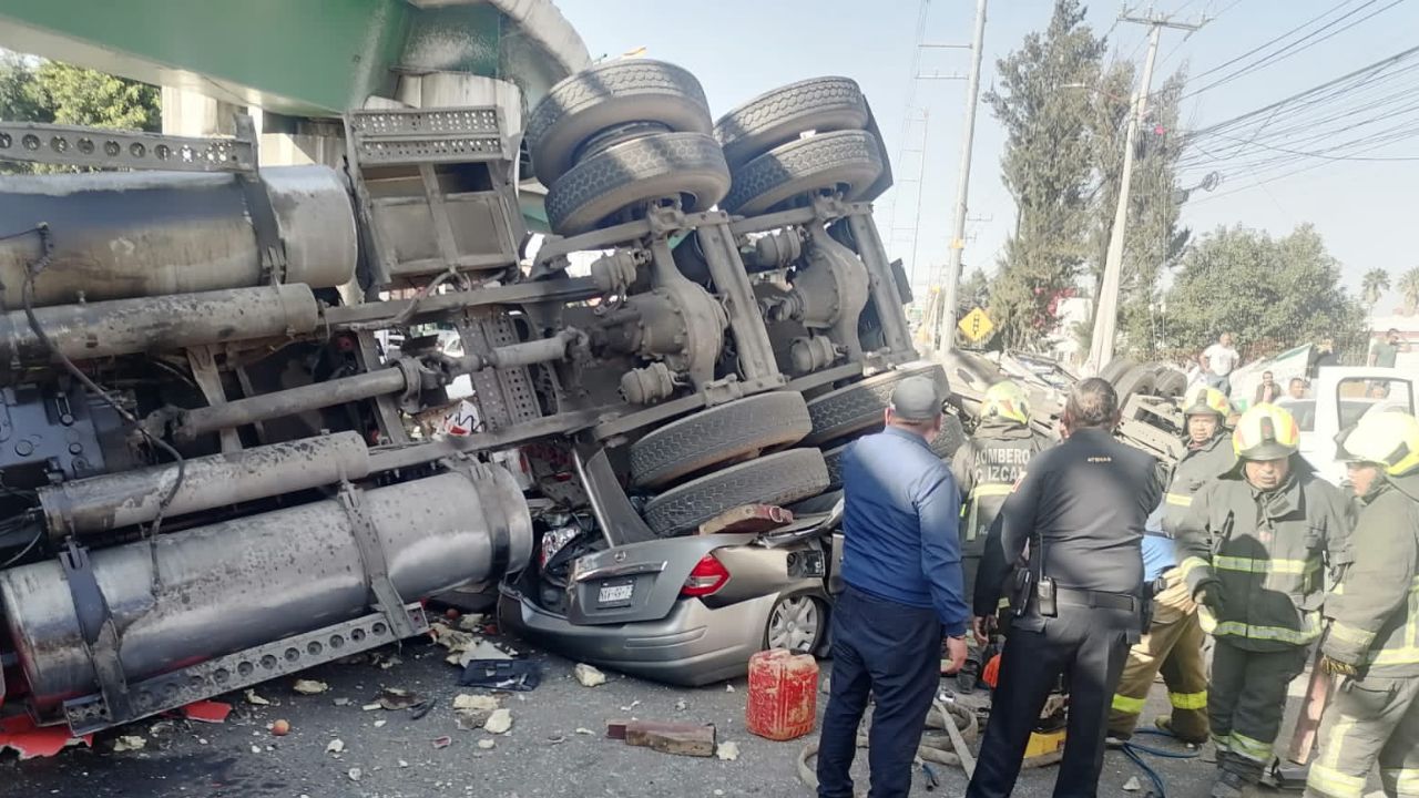 Imagen de VIDEO: Tráiler cayó desde un puente y aplastó a varios vehículos en México
