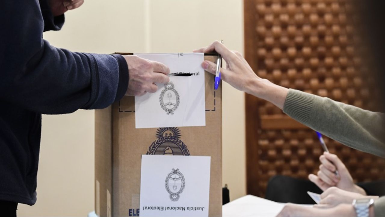 Imagen de Abren los centros de votación para la segunda vuelta de las presidenciales en Argentina