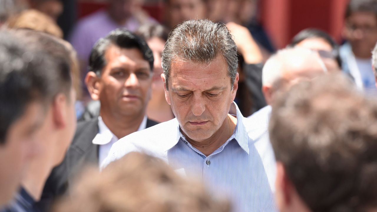 Los candidatos a la presidencia argentina, Sergio Massa y Javier Milei emiten su voto