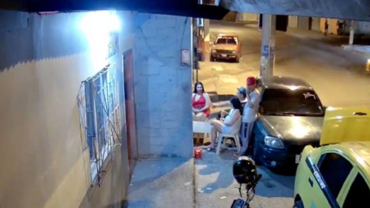 Video capta tiroteo a un familia que estaba bebiendo cervezas fuera de su casa