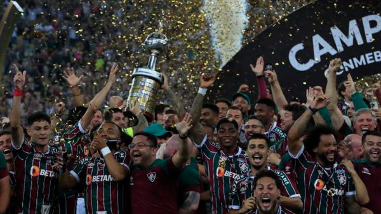 Imagen de Fluminense alza su primera Copa Libertadores al vencer 2-1 a Boca en la prórroga de la final