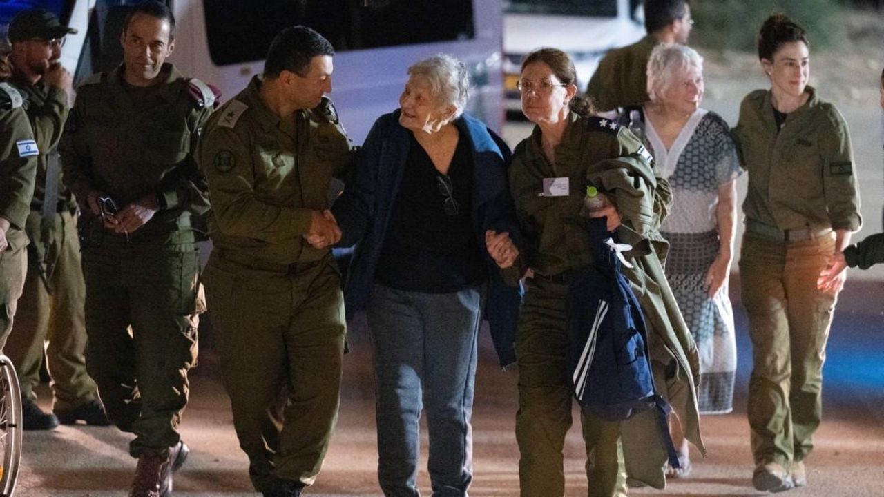 Imagen de Hamás libera a otros 11 rehenes israelíes en el cuarto día de tregua