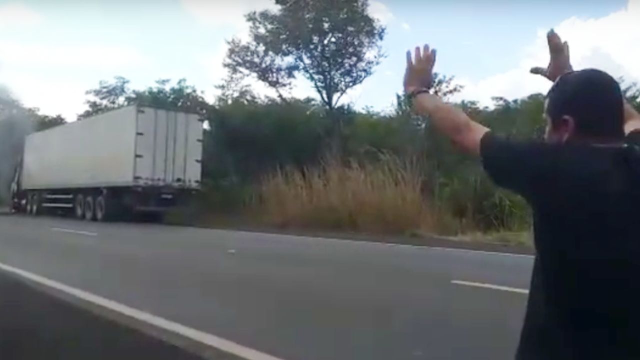 Imagen de 'Él no falla', captan a hombre orando mientras su camión arde en llamas, pasó algo milagroso