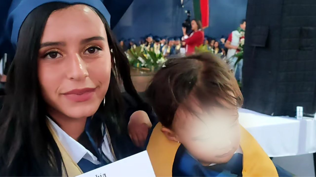 Imagen de 'Es un logro de ambas', joven madre recibió su título con su bebé en brazos durante su graduación