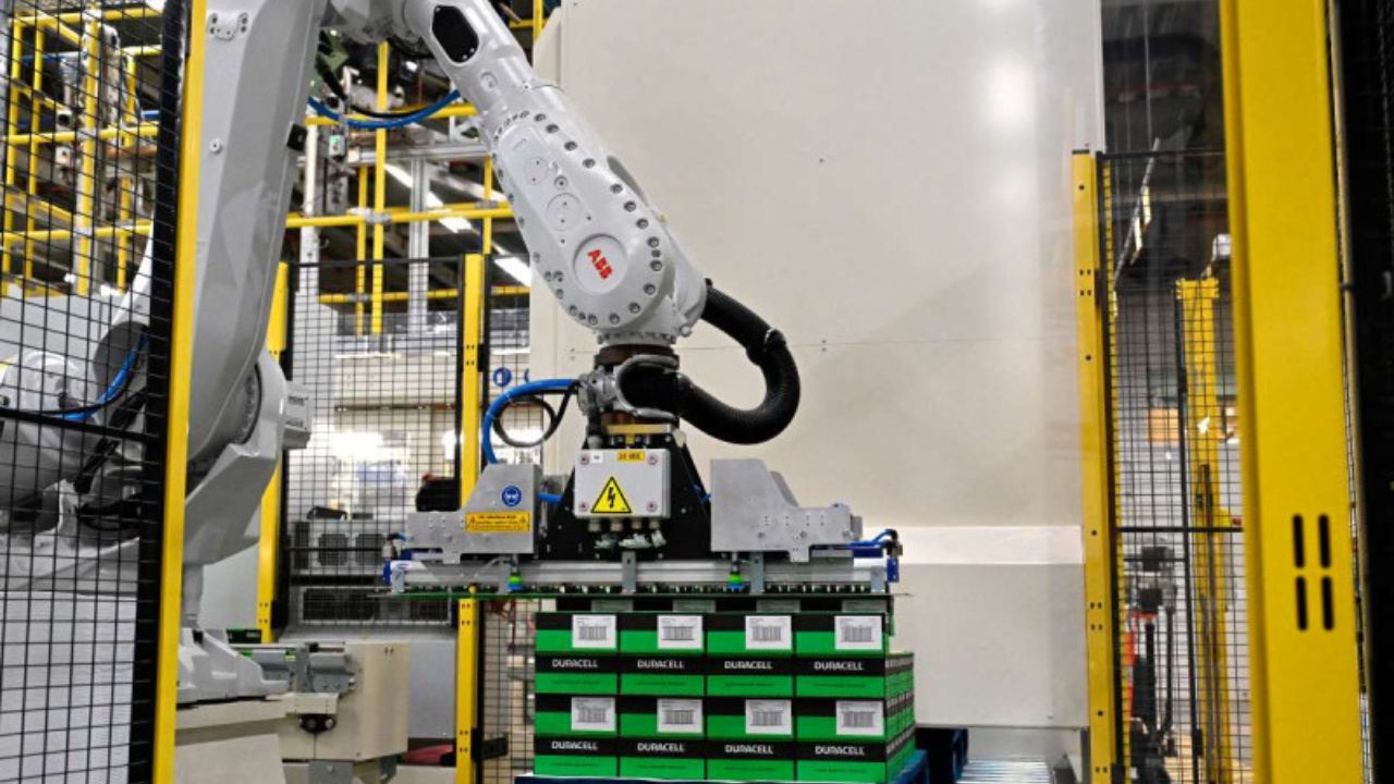 Imagen de Robot industrial confunde a trabajador con una caja y lo aplasta