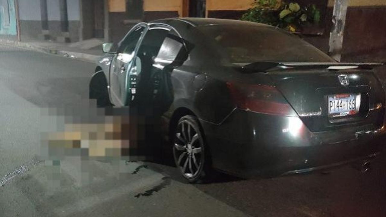 Imagen de VIDEO SENSIBLE: mujer 'ebria' se duerme a orilla de calle y es arrollada por auto