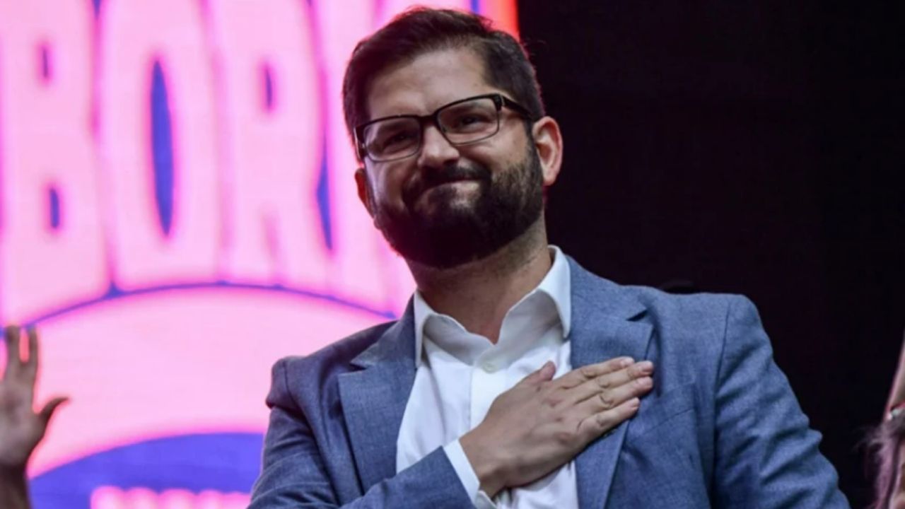 Imagen de Presidente Boric de Chile asistirá a toma de mando de Javier Milei en Argentina