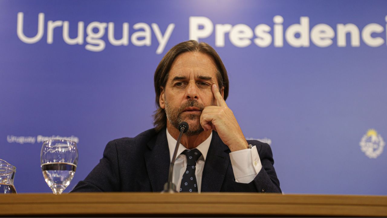 Presidente de Uruguay nombra a nuevos ministros ante renuncias por el caso Marset