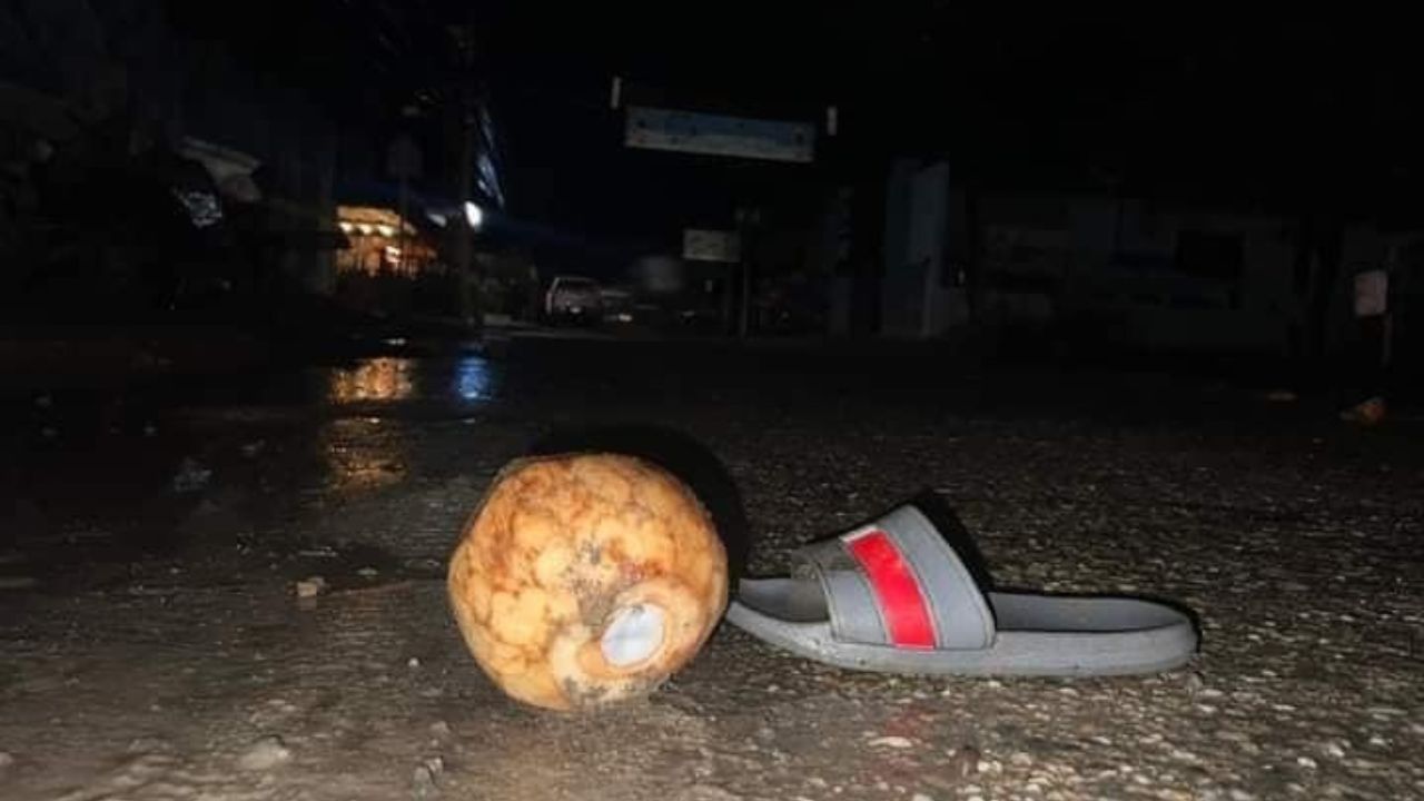 Vendedor de cocos es arrollado por motociclista 'ebrio'; la fruta quedó tirada junto a la víctima