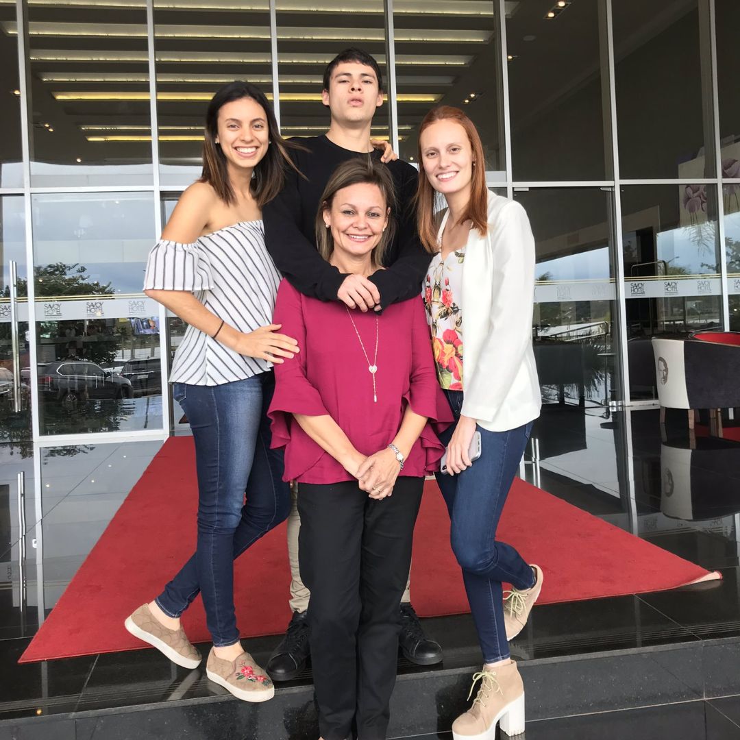 Familia de Walter Harm: sus hijos (arriba) y su esposa (abajo, en medio). Foto: Redes sociales