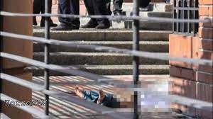 Las fotos de Canserbero muerto, supuestamente después de que cayó al piso, han sido difundidas desde su muerte. Foto: TVC