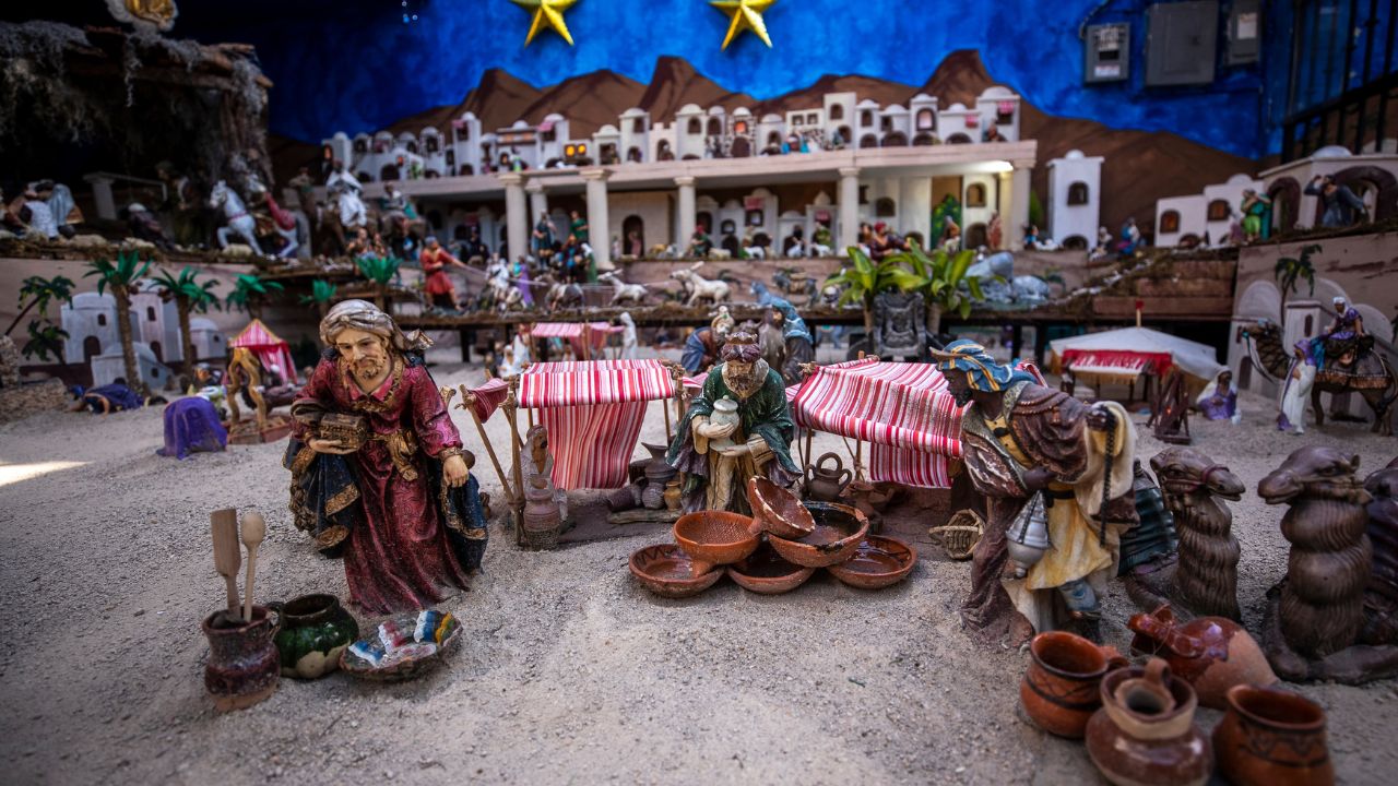 La pieza del Niño Jesús es la más antigua de la colección del Nacimiento gigante de México. Foto: EFE/Isaac Esquivel