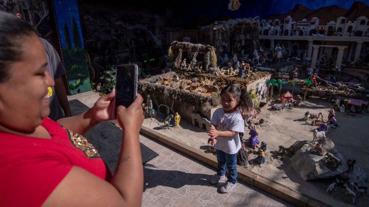 Decenas de personas visitan el lugar para ver el Nacimiento gigante de México. Foto: EFE/Isaac Esquivel