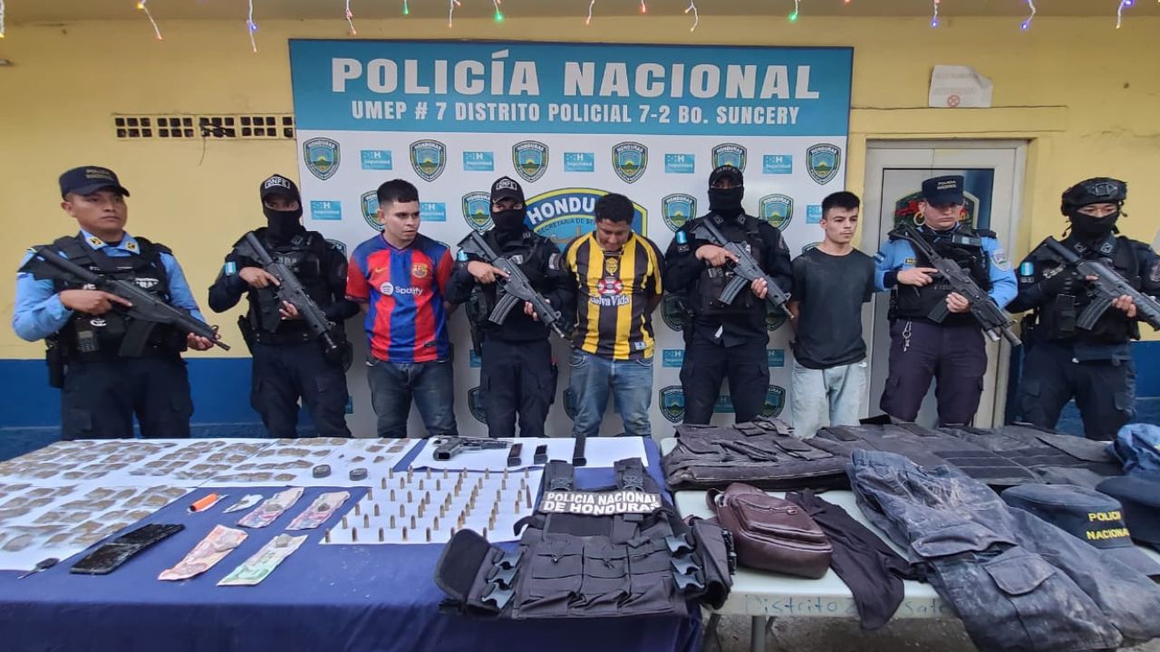 Imagen de Caen 'el Catracho', 'el Pollo' y 'Panza' de la MS-13; usaban indumentaria policial para amedrentar