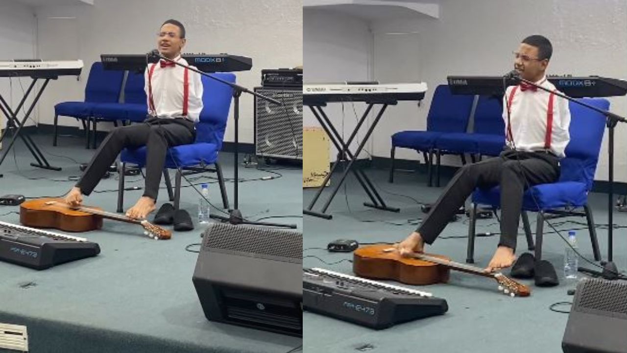 Imagen de 'Las limitaciones están en la mente', joven adora a Dios con sus pies a falta de brazos