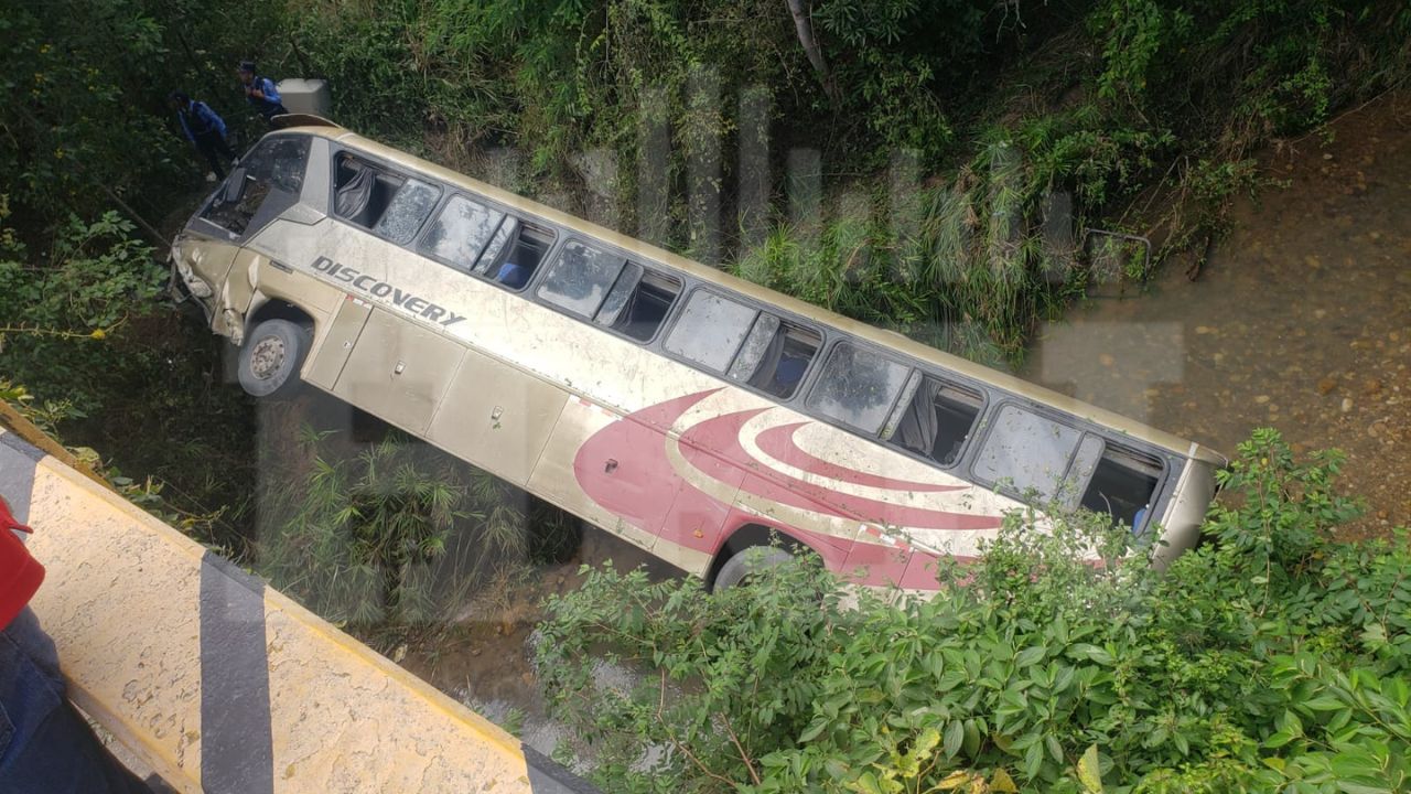 Imagen de A pruebas toxicológicas someterán el conductor de rastra involucrada en fatal accidente con autobús