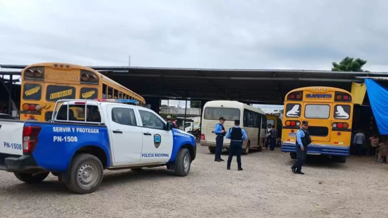 Implementan operativos en terminales de buses para dar seguridad a viajeros en época navideña