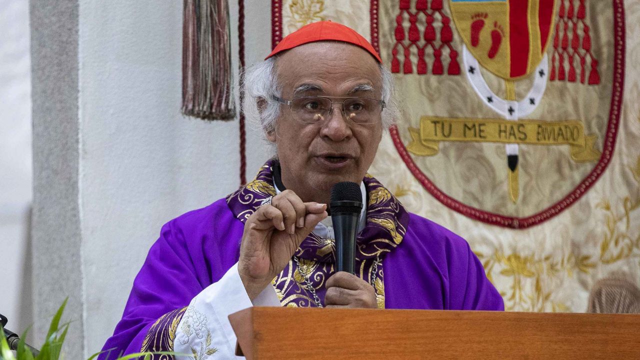 Imagen de Cardenal nicaragüense expresa cercanía con familias de sacerdotes arrestados y pide orar