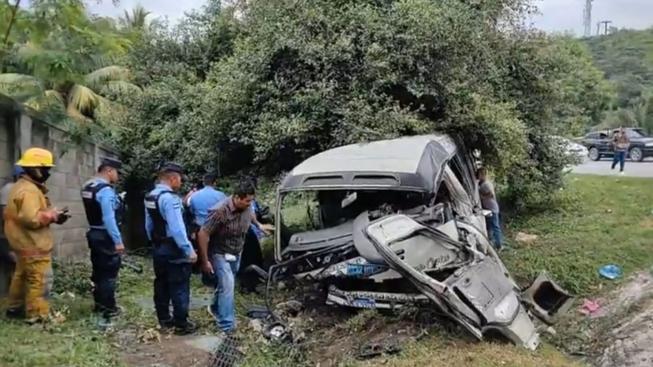 VIDEO: Conductor de rapidito muere en accidente, camión le habría quitado derecho de vía