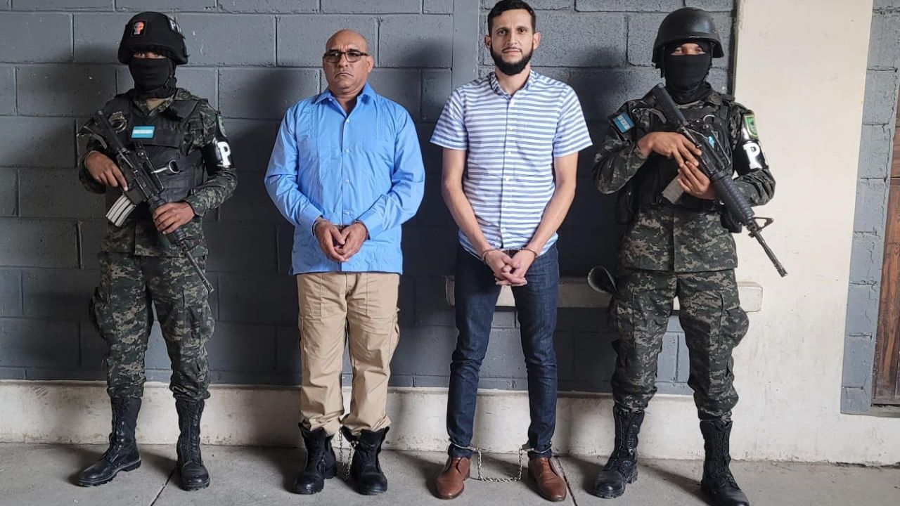 Encadenados de manos y pies presentaron al exdirector de La Tolva y asesor que entregarían dinero a la 18 Imagen principal de Encadenados de manos y pies presentaron al exdirector de La Tolva y asesor que entregarían dinero a la 18