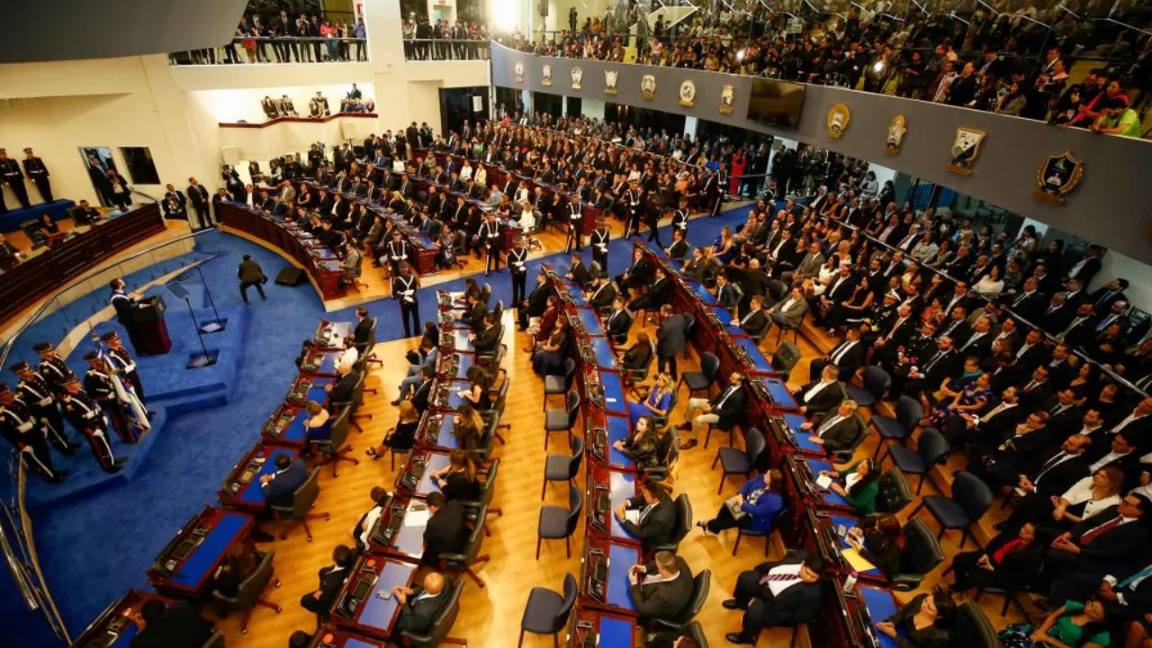 Imagen de Congreso de El Salvador autoriza a más de 500,000 ciudadanos a votar con documento vencido