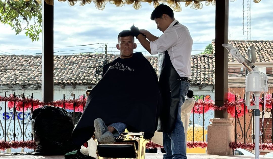Imagen de 'Disfruté hacerlo', emprendedor hondureño regaló cortes de cabello en Comayagua
