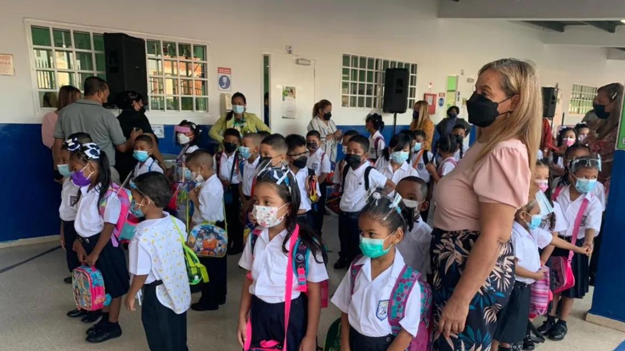 Imagen de Estudiantes panameños regresan a las aulas tras más de un mes por protestas antiminería