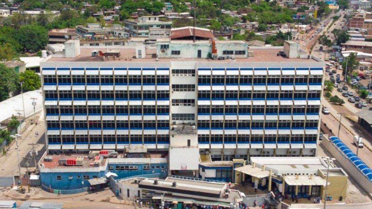 Imagen de Trasladan pacientes de emergencia de Hospital Escuela a otros centros médicos por saturación en las salas