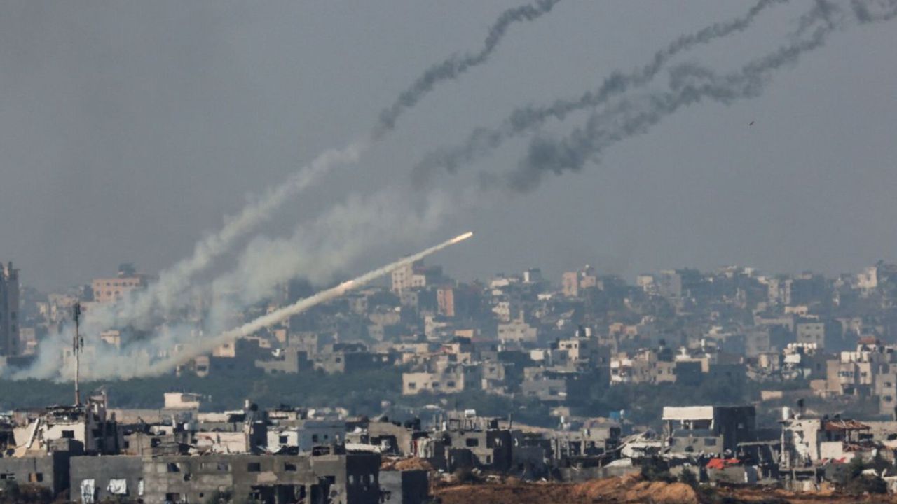 Imagen de Israel ataca 200 objetivos de Hamás en Gaza, donde han muerto más de 100 personas