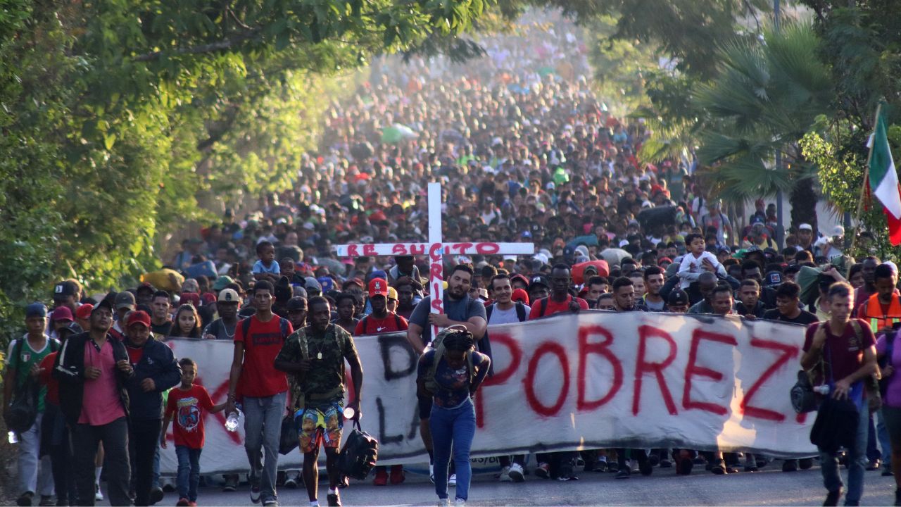 Sale del sur de México nueva caravana de más de 10,000 migrantes rumbo a EE. UU.; van hondureños en ella