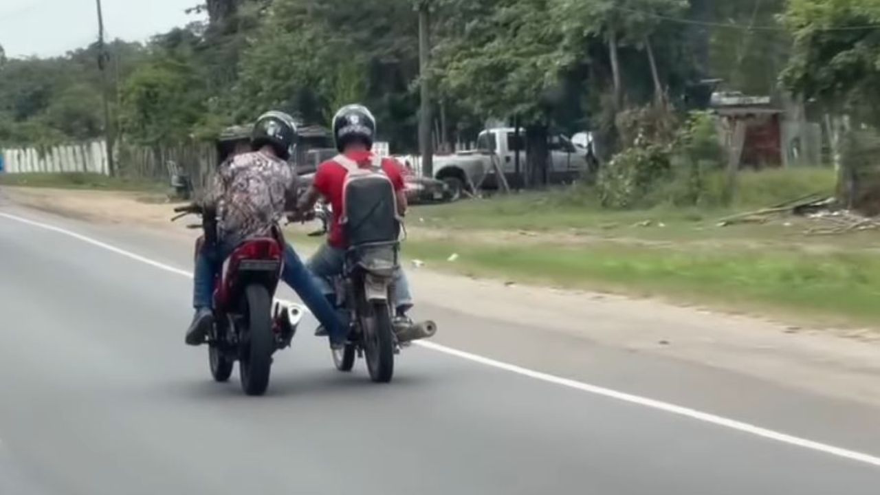 Imagen de Captan a motociclistas hondureños platicando amenamente mientras conducen