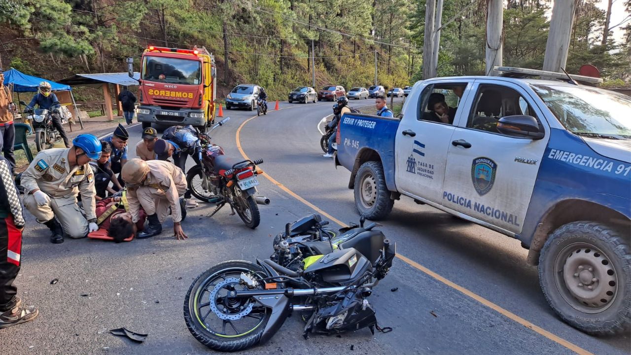 Un mexicano, entre los lesionados en accidente de motos en Valle Ángeles